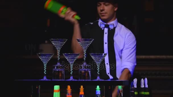 Manliga bartender jonglering flaska och göra cocktail. Bartendern visar tydliga skott, man Professionell bartender. slowmotion. selektivt fokus — Stockvideo