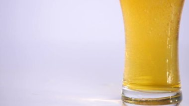 Bardak beyaz arka plan üzerinde boşalma bira. yakın çekim