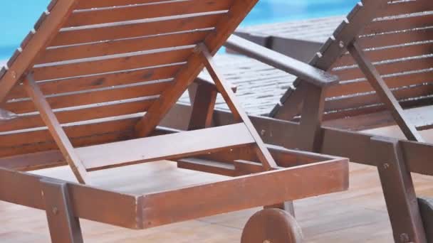 Chaise longue en bois sur la plage — Video