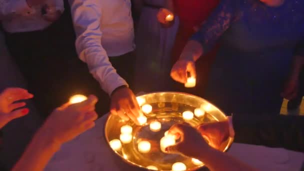 Композиція з палаючими свічками повільно плаває у воді — стокове відео