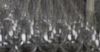 Bir sürü beyaz masa örtüsü boş gözlük. Züccaciye Mağazaları makro yakın çekim