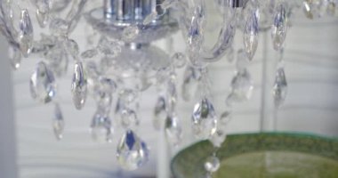 Klasik avize lüks kristalleri. Lüks avize güzel kristaller kadar kapatın. Bu asılı elmas gibi parlayan yansıma bling bling ile grubudur. Birçok küçük bokeh arka