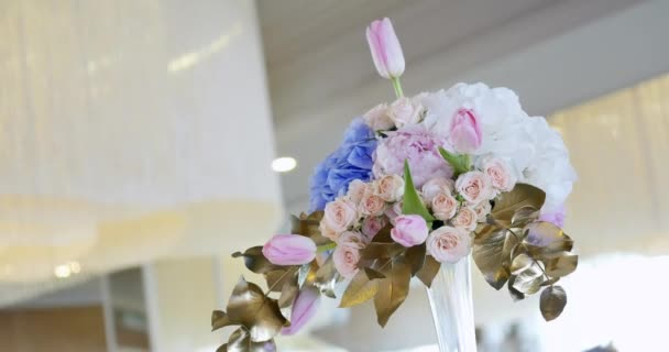 Hochzeitstisch Dekoration mit Blumen, Blumenschmuck Hochzeitstisch, Hochzeitsflorist — Stockvideo