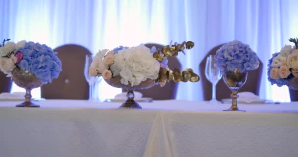 Hochzeitstisch Dekoration mit Blumen, Blumenschmuck Hochzeitstisch, Hochzeitsflorist