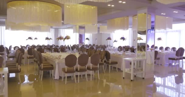 Прекрасний сервірувальний вишуканий весільний стіл — стокове відео