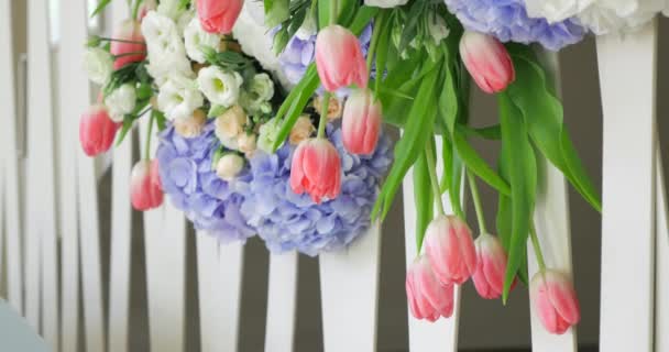 Tafeldecoratie bruiloft met bloemen, bloem decoratie bruiloft tabel, bruiloft bloemist — Stockvideo