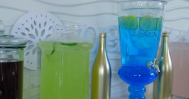 Bir kadın el s limonata yapar