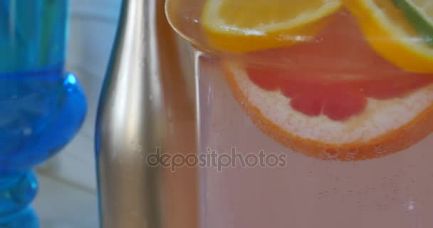 Limonádé egy váza. közelről — Stock videók