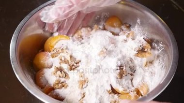 El kayısı şeker, un ve fındık ile karışımları. ağır çekim