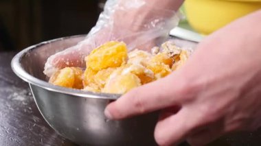 El kayısı şeker, un ve fındık ile karışımları. ağır çekim