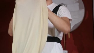 eller genç adam iplik ve havadaki Restoran mutfağında iki elle hamur kusuyor