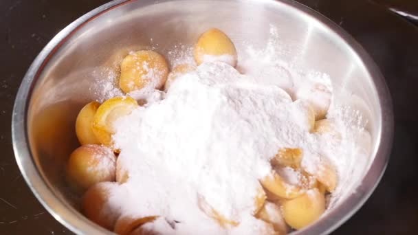 La harina cae en un plato de albaricoques con azúcar — Vídeo de stock