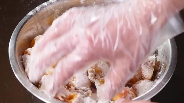 La mano mescola albicocche con zucchero, farina e noci. rallentatore — Video Stock