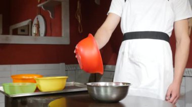 Şeker kayısı ahşap bir masaya bir tabak düşüyor