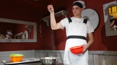 Genç adam şeker kayısı ahşap bir masaya bir tabak düşüyor