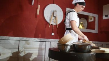 genç adam elma şeker, un ve fındık ile karışımları