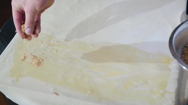 Nahaufnahme der Hände des Chefkochs beim Füllen von Pi in der Restaurantküche — Stockvideo