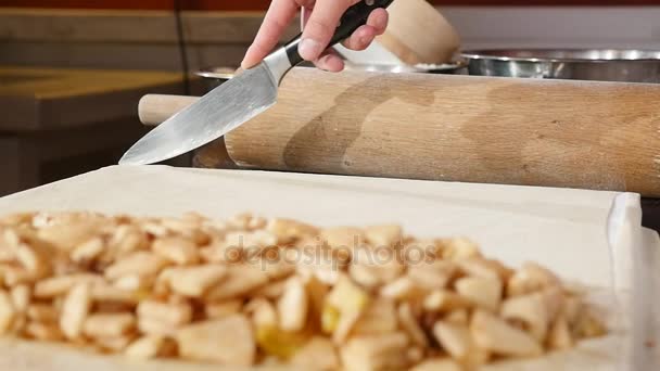 Рука розрізає тісто для випічки ножа, тісто лежить на столі — стокове відео