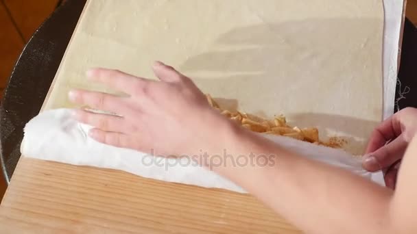 Крупный план человека руки катятся штрудель — стоковое видео