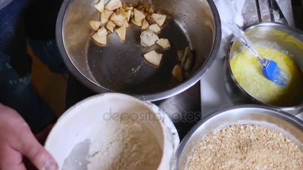 Häuptlingshände sieben Mehl durch ein Sieb zum Backen — Stockvideo