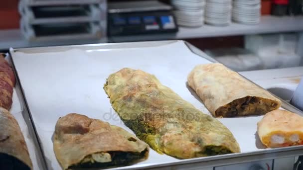 Süßer Strudel mit verschiedenen Füllungen im Café — Stockvideo