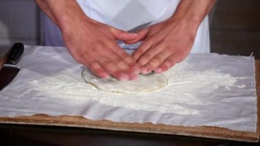 Erkek bir tabloda unu yoğurma hamur eller