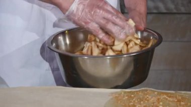 El karışımları dilim elma şeker, un ve fındık ile