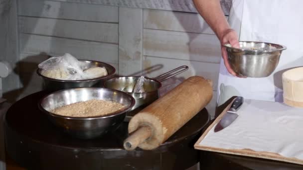 Chiefs händer sålla mjöl genom en sikt för bakning — Stockvideo