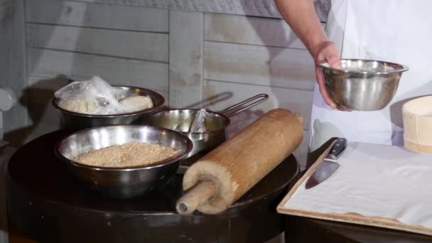 Häuptlingshände sieben Mehl durch ein Sieb zum Backen — Stockvideo