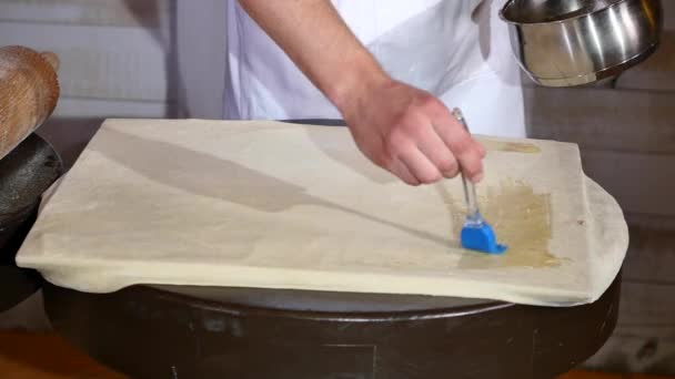 El cepillo de huevo de cocina lubrica la delgada hoja de masa para el pastel, Tablero de madera rectangular para relleno de pastel, Cepillo de silicona con elementos amarillos, La receta de pastel dulce con relleno — Vídeo de stock