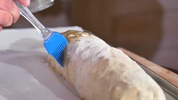 Mãos de homem cobrindo strudel cru com ovos mexidos close-up — Vídeo de Stock