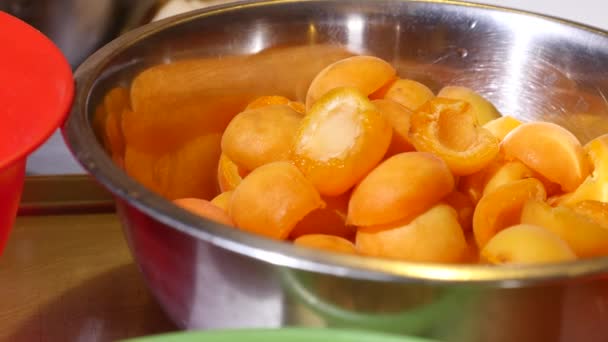 Миска зі свіжих абрикосів на дерев'яному столі - фрукти та овочі — стокове відео