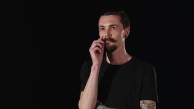 Adam onun bıyık ve sakal dokunur