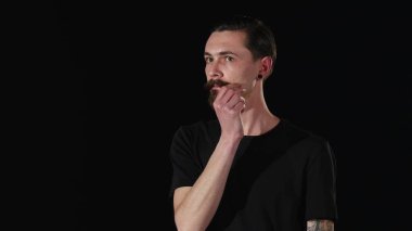 Adam onun bıyık ve sakal dokunur