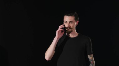 Sakallı adam telefonda konuşurken