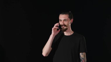 Sakallı adam telefonda konuşurken