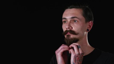 Adam onun bıyık ve sakal dokunur