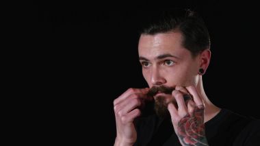 Adam onun bıyık ve sakal dokunur