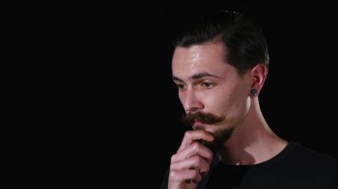 Adam onun bıyık ve sakal dokunur