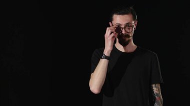 Sakallı adam çıkartıyor ve gözlük Giydir