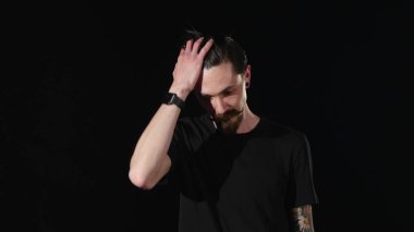 Sakallı adam saçını ayarlar