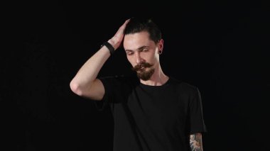 Sakallı adam saçını ayarlar