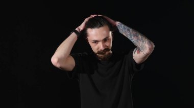 Sakallı adam saçını ayarlar