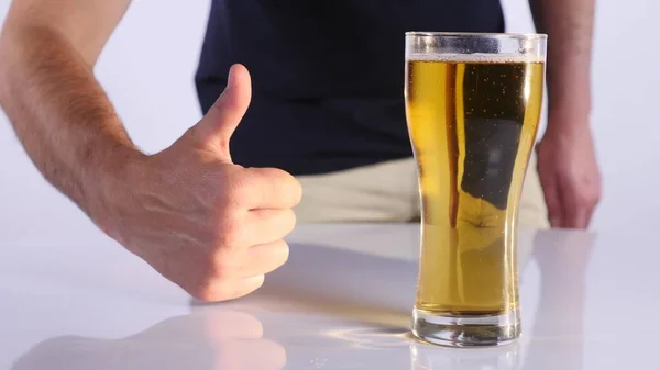 Man met een glas bier. witte achtergrond. Close-up — Stockfoto
