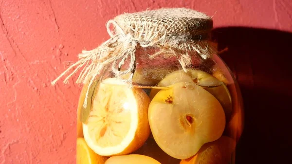 Tarro de compota de manzana y limón sobre fondo rojo — Foto de Stock