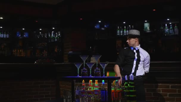 Espectáculo acrobático realizado por barman haciendo malabares con dos botellas. fondo de barra. cámara lenta — Vídeo de stock