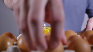 Bir bardak, ağır çekim içine yumurta el sonları mans