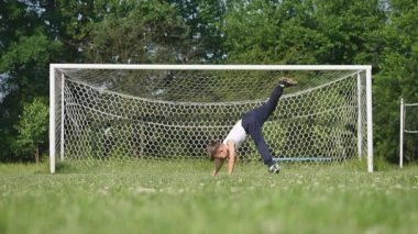 Küçük çocuk bir çayır, spor açık hava etkinlikleri egzersiz