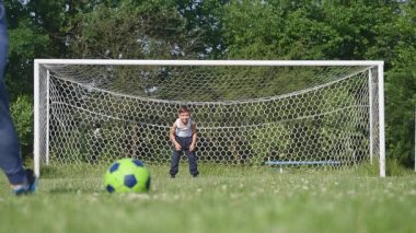 Baba ve oğul futbol futbol gün anda oynamak.