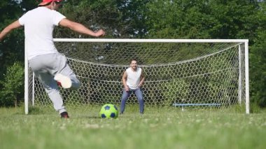 Baba ve oğul futbol futbol gün anda oynamak.